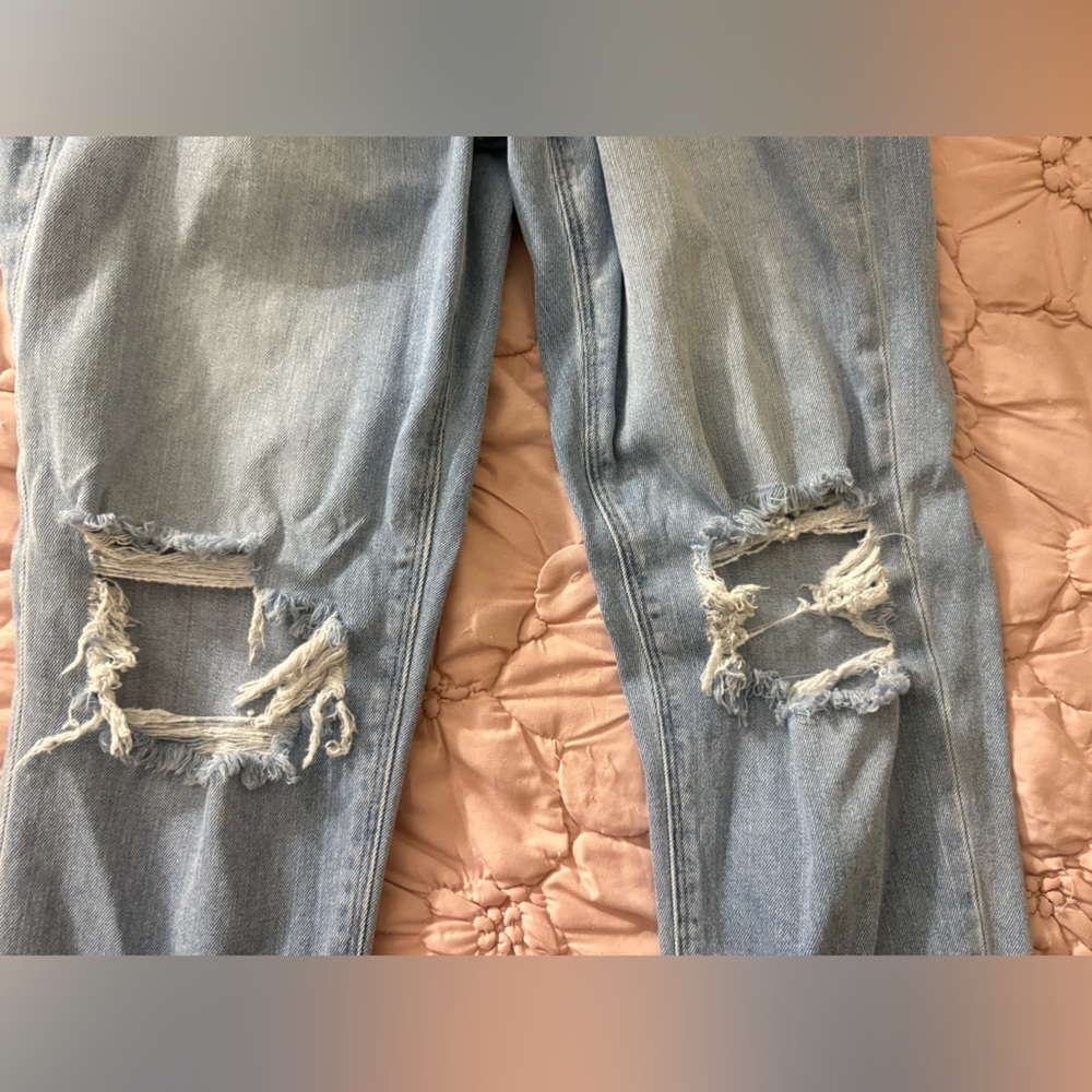 American Eagle Outfitters Distressed Light Blue Jeans - USED 
SIZE : 8 Regular